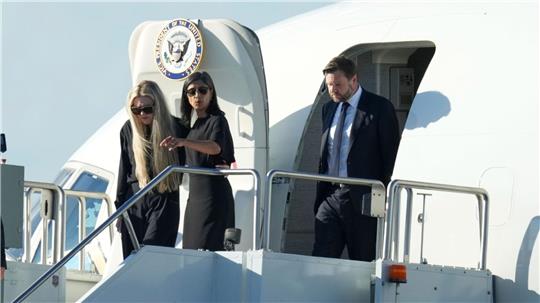 Vizepräsident JD Vance (r), Second Lady Usha Vance (M) und Erika Kirk. (Archivbild)