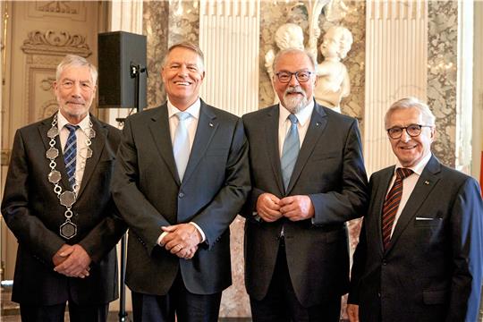 (V.li.) Ralf Abrahms, Bürgermeister von Bad Harzburg, der Rumänische Staatspräsident Klaus-Werner Iohannis, Stiftungsmitgied Hans-Peter Dreß und Stiftungspräsident Werner Küsters. Foto: Wuchenauer für Staatsbürgerliche Stiftung Bad Harzburg