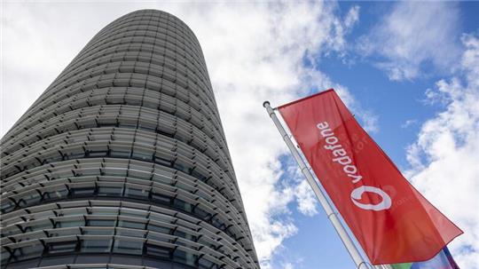 Vodafone-Flaggen wehen vor der Firmenzentrale in Düsseldorf. Der Telekommunikationsanbieter hat ein insgesamt schwaches Quartal hinter sich.