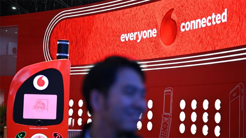 Vodafone macht auch mit bei dem Frequenzvorhaben - das alte Nokia-Handy, wie es als überdimensionales Modell am Vodafone-Messestand beim Mobile World Congress im März zu sehen war, dürfte aber kein Weltraum-Internet mehr bekommen.