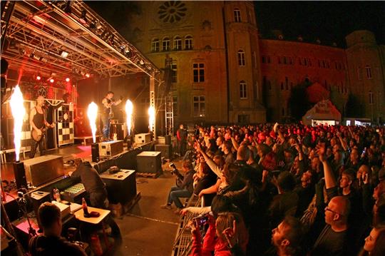 Völkerball hat schon im Jahr 2015 auf der Jungen Bühne vor dem Ratsgymnasium einen spektakulären Auftritt hingelegt. Ihr Konzert am 28. August ist ausverkauft.  Archivfoto/Grafik: Epping, Veranstalter