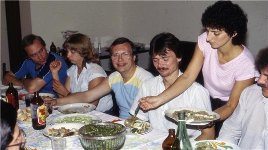 Völkerverständigung beim Essen: (v.l.) Bodo Meyer, Elke Meyer, Helmut Pohl, Christian Bartels und Emanuela „Manu“ Duranti.