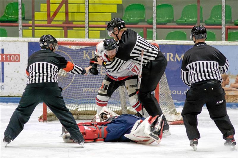 Wenig Schnee und ein ungeliebter Bekannter Völlig ausgetickt: Bremens Spielertrainer Andrew McPherson streckt am 9. Januar 2022 Falken-Torwart Taylor Dupuis nieder und ist von den Schiedsrichtern kaum zu bremsen. Foto: GZ-Archiv