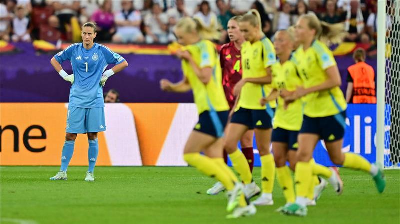 Erste Krisensitzung: Frust bei DFB-Team sitzt tief Völlig bedient ist Torhüterin Ann-Katrin Berger nach dem 1:4 gegen Schweden