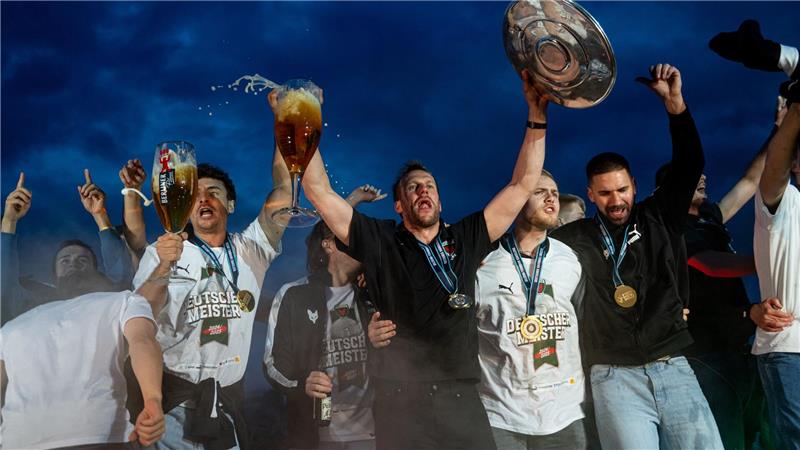 Füchse Berlin im Meisterrausch: „Wir sind nicht fertig“ Völlig losgelöst: Füchse feiern den Bundesliga-Titel.