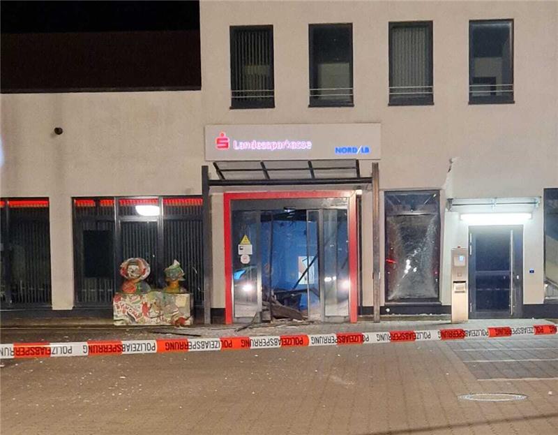 Zeugin spricht: Sie beobachtet die Automatensprengung in Seesen Völlige Zerstörung: Die Landessparkasse nach der schweren Detonation. Foto: Privat