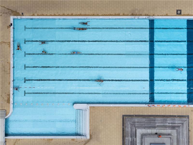 Vogelperspektive auf eine Schwimmbecken.