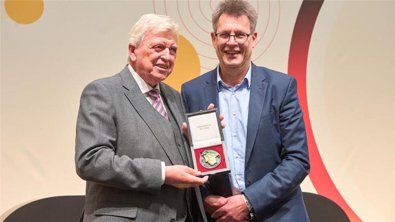 Personelle Turbulenzen: Bouffier hilft im DOSB-Vorstand aus Volker Bouffier (l) rückt auf Wunsch des DOSB-Präsidiums um Thomas Weikert in den Vorstand der Dachorganisation des deutschen Sports.