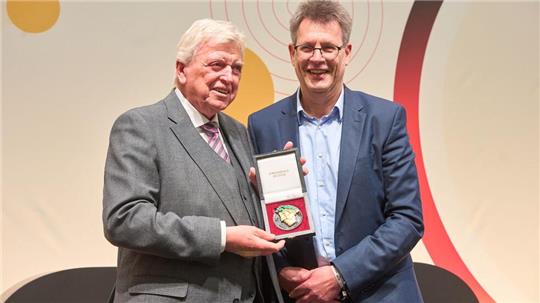 Volker Bouffier (l) rückt auf Wunsch des DOSB-Präsidiums um Thomas Weikert in den Vorstand der Dachorganisation des deutschen Sports.