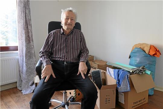 Volker Eggeling sitzt praktisch auf gepackten Kartons. Das Sozialamt übernimmt die Kosten für die Auflösung seiner Wohnung und den Flug nach Kenia. Dorthin wandert der 62-jährige Rentner aus. Foto: Jambrek