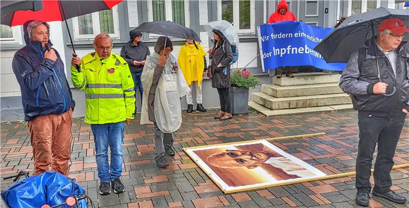Basis-Kandidat Eyssen wirbt für moderne Atomkraft Volker Eyssen (li.), Landtagskandidat der Partei „Die Basis“, spricht bei der Montagsdemo in Goslar über die Chancen ziviler Atomenergie. Foto: Roß