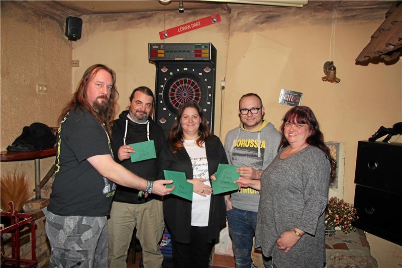 Volker Götze (li) und Susanne  Troppa (re) überreichen 880 Euro an Denis Bochow, Andrina Schild und Philipp Seibel. Foto: Hohaus