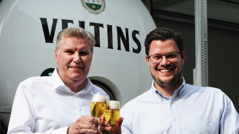 Volker Kohl (l), für den Vertrieb zuständiger Geschäftsführer der Brauerei Veltins, steht neben Fabian Veltins, Neffe der Inhaberin und Geschäftsführerin Veltins. Der 61-jährige Kuhl rückt im Januar 2025 zum Sprecher der Geschäftsführung auf. Der 34-jährige Veltins durchläuft derzeit verschiedene Stationen in der Firma, er soll perspektivisch zum möglichen Unternehmenschef aufgebaut werden.