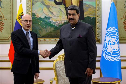 Volker Türk (l), UN-Hochkommissar für Menschenrechte, trifft Venezuelas Präsident Nicolas Maduro in Caracas