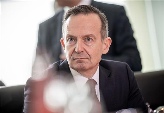 Volker Wissing (FDP), Bundesminister für Verkehr und Digitales, wartet auf den Beginn der wöchtentlichen Kabinettssitzung im Bundeskanzleramt.