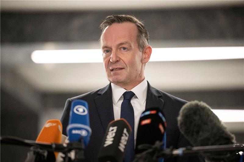 Volker Wissing (FDP), Bundesminister für Verkehr und digitale Infrastruktur, trifft Vertreterinnen und Vertreter der Letzten Generation zum Gespräch.