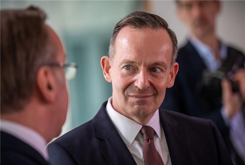 Volker Wissing (M, FDP), Bundesminister für Verkehr und Digitales, versuche «mögliche Konsequenzen des eigenen Versagens in politischen Druck umzumünzen», sagt Greenpeace-Mobilitätsexpertin Clara Thompson.