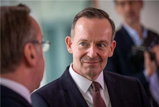 Volker Wissing (M, FDP), Bundesminister für Verkehr und Digitales, versuche «mögliche Konsequenzen des eigenen Versagens in politischen Druck umzumünzen», sagt Greenpeace-Mobilitätsexpertin Clara Thompson.