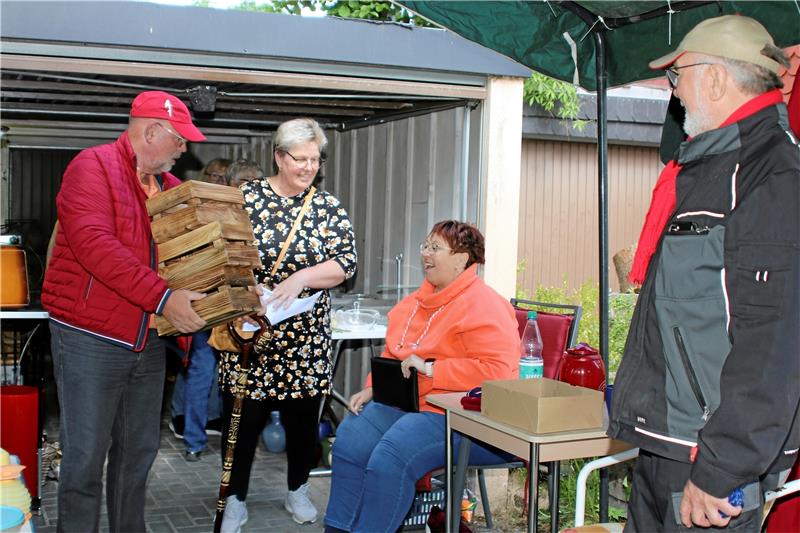 Clausthal-Zellerfeld ist wieder im Flohmarkt-Fieber Volker und Ute Taube (von rechts) organisieren wieder einen Hof- und Garagenflohmarkt, der am 3. Juni stattfinden soll. Archivfoto: Knoke