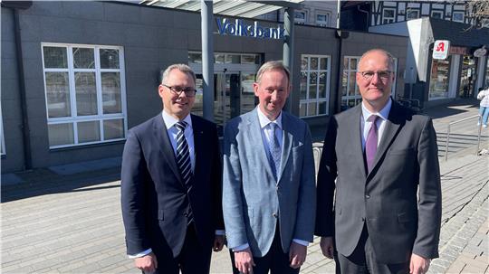Volksbank Nordharz: Vorstand Peter Buikis, Aufsichtsratschef Dirk Walter und Vorstand Markus Creydt (v.l.) ziehen zufrieden Bilanz für das Geschäftsjahr 2024.
