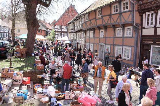Volksfeststimmung: An der evangelischen Kirche Beatae Mariae Virginis und in der Wasserstraße tummeln sich die Standbetreiber und ihre potenzielle Kundschaft bis zum frühen Abend. Foto: Neddermeier