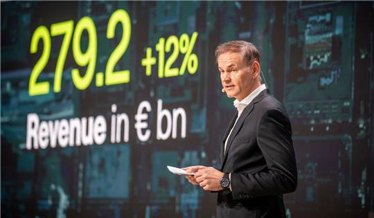 Volkswagen-CEO Oliver Blume legt in Berlin die Geschäftszahlen für 2022 vor.