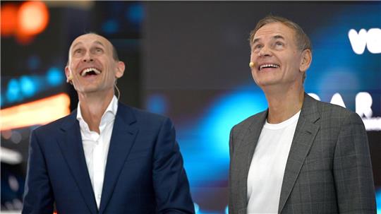 Volkswagen-Chef Oliver Blume (r) und Volkswagen-Vorstandmitglied für China, Ralf Brandstätter, in Shanghai. Der Konzern investiert trotz Schwierigkeiten viel Geld in die neue Technologie. 