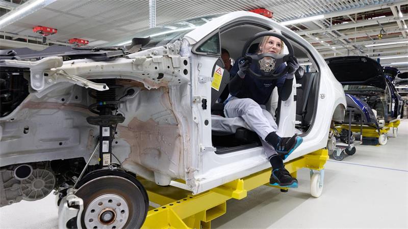 Volkswagen hat in Zwickau eine neue Demontagelinie für Gebrauchtwagen eröffnet.