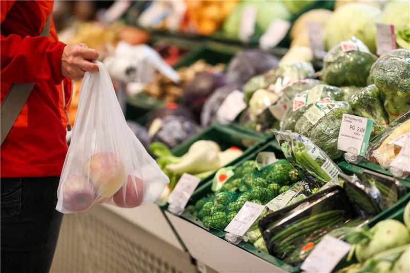 Mehrheit erwartet 2023 steigende Inflation Volkswirte rechnen für das neue Jahr mit allmählich sinkenden Teuerungsraten. Die Mehrheit der Verbraucherinnen und Verbraucher sieht das anders.