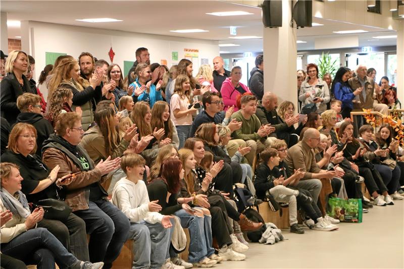 Willkommen in der Liebenburger Schule am (Geister-)Schloss Voll besetzt ist die Besuchertribüne in der Aula der Schule am Schloss. Beifall gibt es für die Darbietungen der Schulband. Foto: Gereke