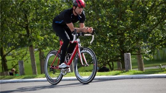 Voll fit: Fahrradfahren trainiert viele, verschiedene Muskeln. Foto: Christin Klose/dpa-tmn