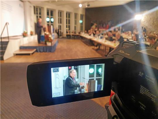 Voll im Bilde: Parteichef Armin Laschet fordert bei seiner Grundsatzrede in Goslar mehr Geschlossenheit innerhalb der Unions-Reihen.  Fotos: Sowa