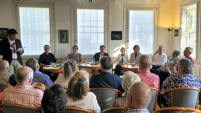 Was tun mit den vielen alten Häusern in Zellerfeld? Voll ist es im Tugendsaal bei der Podiumsdiskussion.