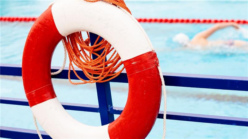 Volle Becken und volle Liegewiesen – aber oft zu wenig Aufsicht: Vielen Bädern in Deutschland fehlen Rettungsschwimmer. (Symbolbild)