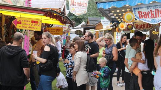 Volle Budengasse im Kurpark Hahnenklee.