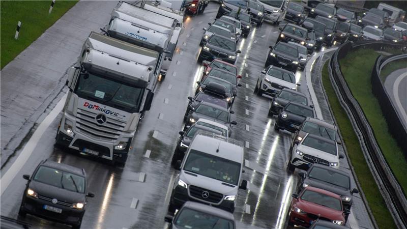 Volle Fahrbahnen auf der A8 in Richtung Süden. 