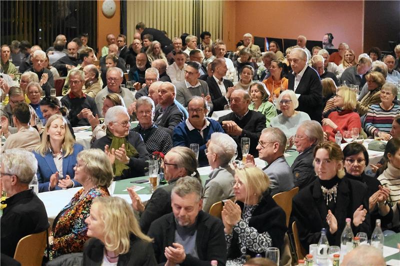 Goslars Bürgerentscheid: „Fragen wir doch einfach mal das Publikum“ Volle Hütte im „Lindenhof“: Rund 290 Zuhörer sind gekommen, um beim Info-Abend des Fördervereins "proKaiserPfalzQuartier" Statements zu hören, Fakten zu sammeln und Fragen zu stellen. Fotos: Epping