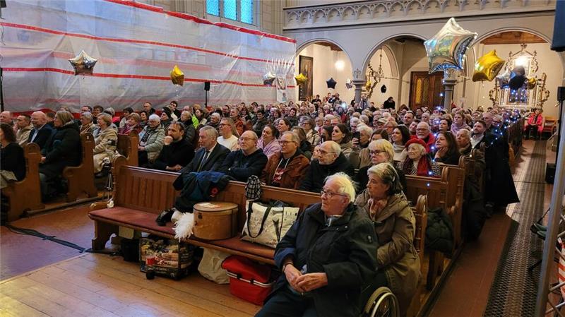 Volle Kirche, oben unten und an den Seiten. Etliche wollen beim Konzert mit dabei sein.