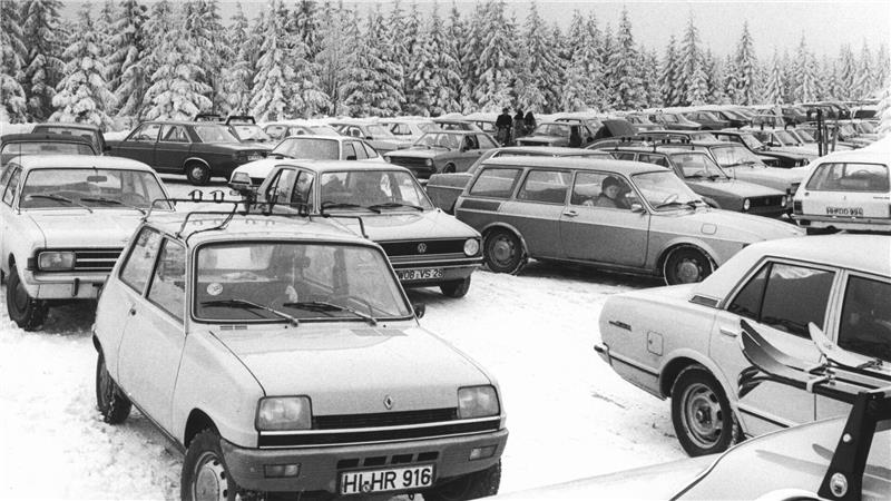 Ein überfüllter Parkplatz im Schnee.