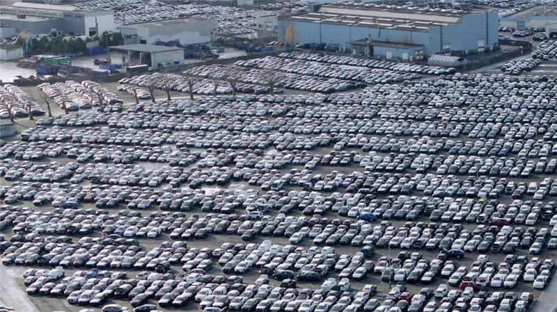 Volle Parkplätze, maue Kassen: Der Gewinn von VW, Mercedes-Benz und BMW ist im dritten Quartal in den Keller gerauscht. (Symbolbild)