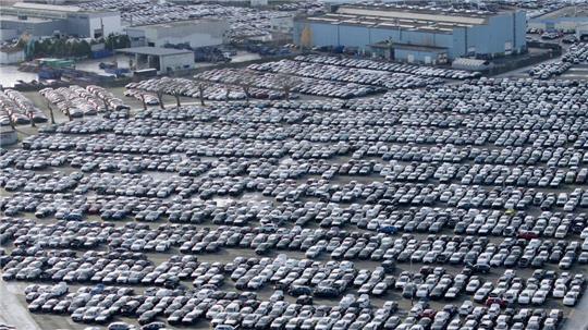 Volle Parkplätze, maue Kassen: Der Gewinn von VW, Mercedes-Benz und BMW ist im dritten Quartal in den Keller gerauscht. (Symbolbild)