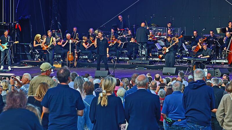 Volle Pfalzbühne: Orchester plus Rockband machen zusammen Philharmonic Rock.