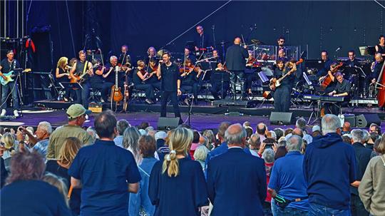 Volle Pfalzbühne: Orchester plus Rockband machen zusammen Philharmonic Rock.