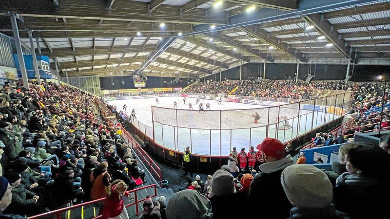 Volle Ränge nicht nur zu den Weihnachtsspielen im Wurmbergstadion? Die Verantwortlichen der Harzer Falken wollen Eishockey in Braunlage weiter aufwerten.