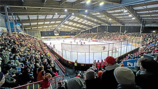 Volle Ränge nicht nur zu den Weihnachtsspielen im Wurmbergstadion? Die Verantwortlichen der Harzer Falken wollen Eishockey in Braunlage weiter aufwerten.