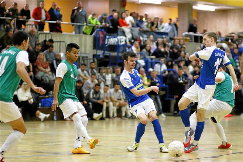 SVG Göttingen und Stahl Thale wieder beim Masters Volle Ränge und spannende Spiele wünschen sich die Verantwortlichen des Goslarer SC 08 bei Kreisturnier und Hallen-Masters. Hier eine Szene aus dem Halbfinale zwischen Stahl Thale (grün-weiß) und dem Gastgeber. Foto: Epping
