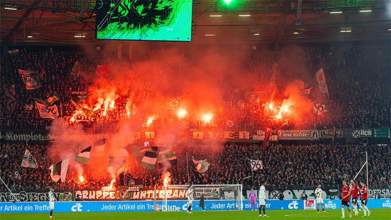 Wagner holt Punkt mit Hannover bei Heimdebüt gegen St. Pauli Volle Ränge und viel Pyro im Topspiel zwischen Hannover und St. Pauli.
