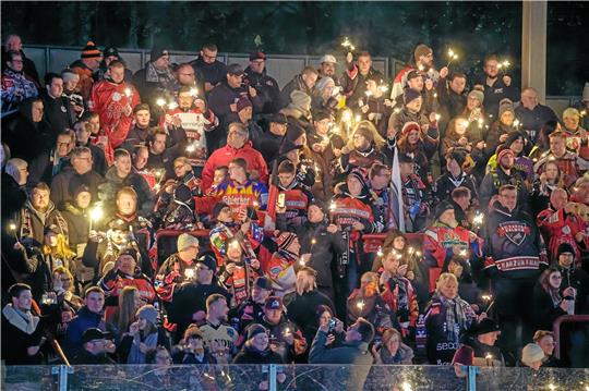 Volle Ränge zur Heimpremiere: Mehr als 800 Zuschauer kommen zum Spiel der Harzer Falken gegen den Hamburger SV und überraschen damit die Verantwortlichen des Eishockey-Regionalligisten. Foto: Drechsler