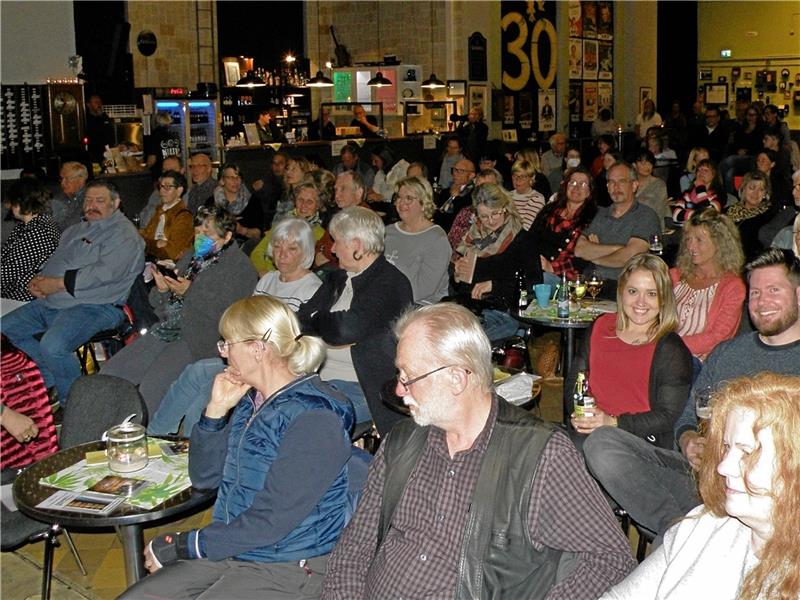 Ein Trennungsratgeber für alle Lebenslagen Volle Reihen im Kulturkraftwerk: Das Publikum gerät in einen gut zweistündigen Strudel aus Musik und niveauvollem Witz. Fotos: Habel