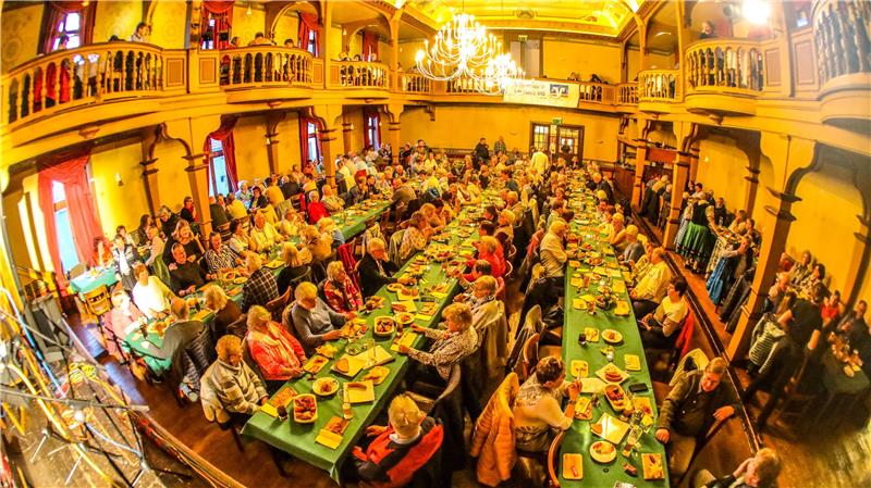 Volle Sitzreihen im Glückauf-Saal.